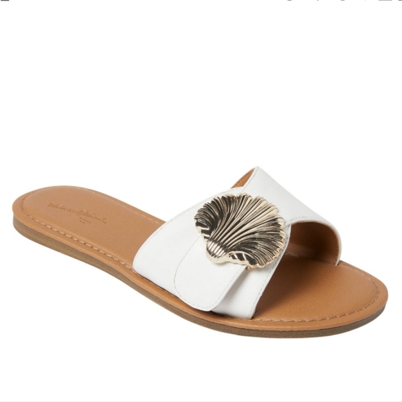 Universal Thread Shoes - New Universal Thread Nesryn Gold Seashell Accent Sandals In White Size Women's 9